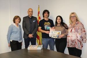La primera bebé del 2026 en Castellví recibe un diploma y un regalo del Ayuntamiento