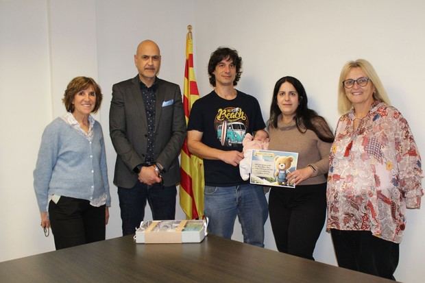 La primera bebé del 2026 en Castellví recibe un diploma y un regalo del Ayuntamiento