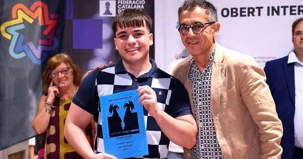 De izquierda a derecha, César Alcalá, César Thovar, delegado territorial para el Baix Llobregat de la Consellería d’Esports de la Generalitat de Catalunya; y al fondo, Ramon Chalmeta, presidente de la Federación Catalana de Ajedrez.