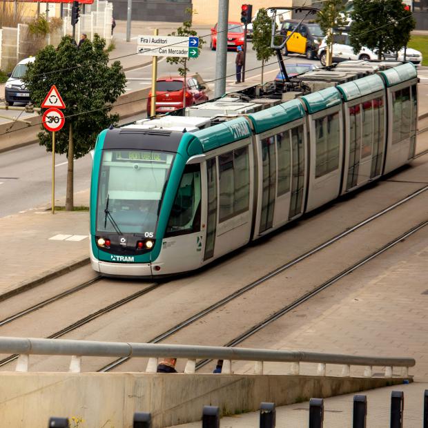 El TRAM recorriendo la línea T1 Bon Viatge - Francesc Macià