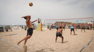 Castelldefels reúne a miles de personas en la tercera prueba del Voleiboom