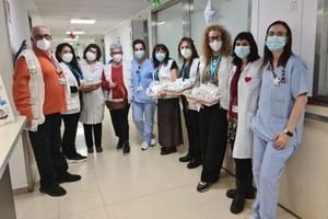 El voluntariado de la FHSJDM entrega 1.000 obsequios navideños a pacientes y profesionales