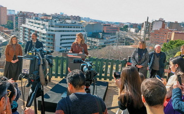 RAQUEL SÁNCHEZ Y NURIA MARÍN ANUNCIARON EL DISEÑO DEL SOTERRAMIENTO DE LAS VÍAS EN EL PARC DE LA TORRASSA (FOTO: AJUNTAMENT DE L’HOSPITALET)