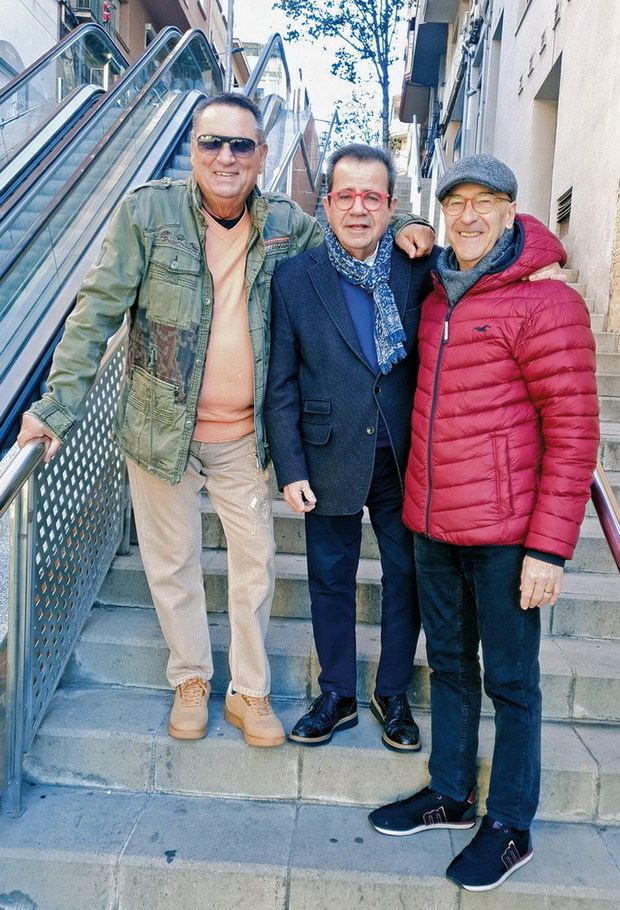 DE IZQUIERDA A DERECHA: AGUSTÍN RAMÍREZ, ENRIQUE MARÍN Y AMADO JAÉN, POSANDO AL LADO DE LAS ESCALERAS
MECÁNICAS DE LA CALLE PARÍS (COLLBLANC) POR LAS QUE SE ACCEDE A LOS ‘JARDINES DE LOS DIABLOS (FOTO: X. A.)