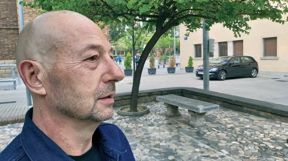 El autor, Kike Calvo, en la plaza de los Enamorados de Cornellà.