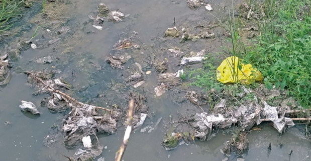 Gavà se planta contra las riadas grises que contaminan el mar