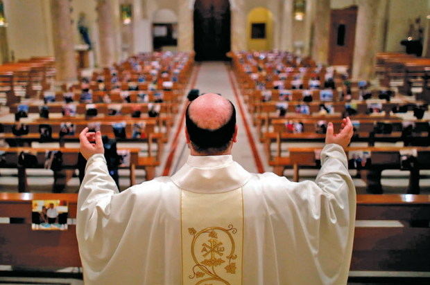 Déjennos creer y vivir como católicos