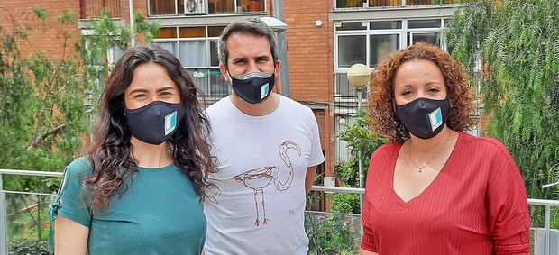 Vecinos de Viladecans ayudan a los ‘invisibles’ del barrio puerta a puerta