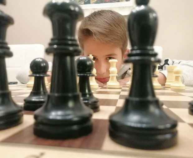 Paso a Alex, el joven campeón de la tercera generación de ajedrecistas de la familia Villa