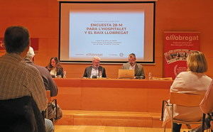De izquierda a derecha, los periodistas Neus Tomàs, Alex Sálmon y Xavier Adell durante la presentación de la encuesta de 'El Llobregat', con la alcaldesa Núria Marín de espaldas