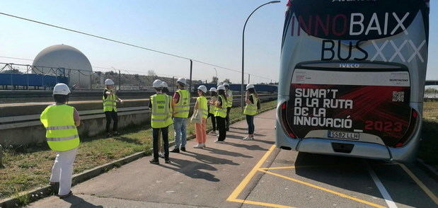 Los jóvenes pasajeros del Innobus tienen la oportunidad única de ver en 360 grados el mundo de la industria del Baix Llobregat y L'hospitalet y vivir en primera persona lo que significa ser emprendedor.