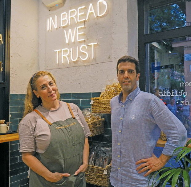 Xavier Badia y Eva Pérez regentan dos terceras partes la selecta panadería ‘Levaduramadre’ en régimen de franquicia.