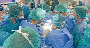 Increíble operación en el Hospital Sant Joan de Déu salva la vida a dos bebés siamesas