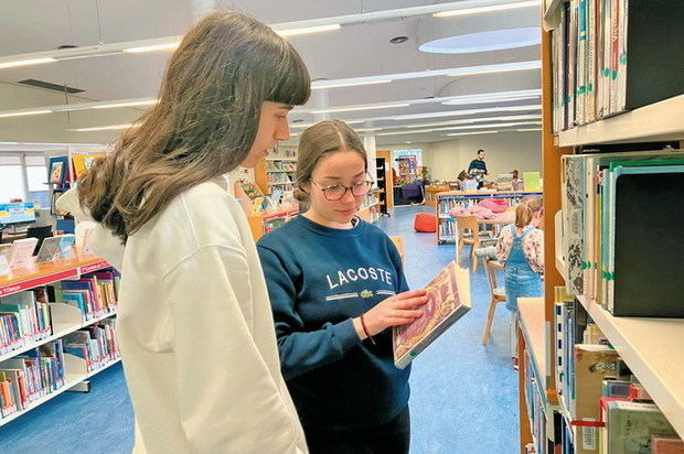 La historia del Club dels Deures: cuando dos generaciones se unen en la biblioteca de Viladecans