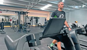 Este corredor se sube a la cinta y disputa un maratón de abrazos por un niño enfermo en Cornellà