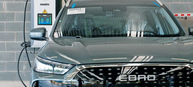Un EBRO S800 híbrido enchugable conectado a un poste doble de carga ultrarrápida modelo Lyra 80U de la marca Floox, una startup de L'Hospitalet especializada en soluciones de movilidad sostenible