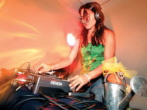 Descubre cómo esta DJ se convirtió en la reina de la noche tras años de lucha y pasión por la música