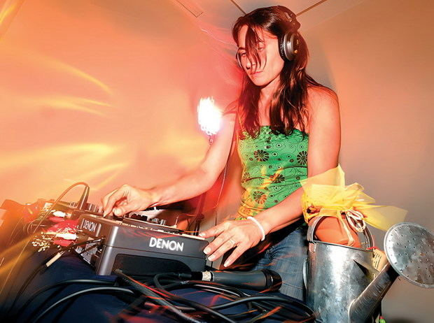 Descubre cómo esta DJ se convirtió en la reina de la noche tras años de lucha y pasión por la música