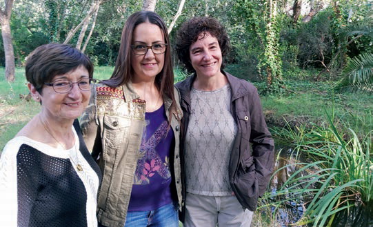 Les professores Montserrat Tomàs, Mariola Grande i Ascen Lamora, davant de la bassa i medi que reprodueix el Delta.