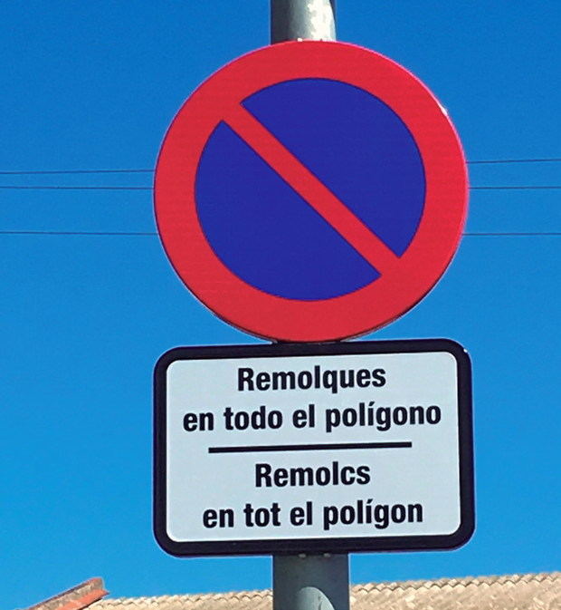 El alcalde de Cervelló se desmarca de la estrategia del PSC y rotula las señales de tráfico en castellano y catalán