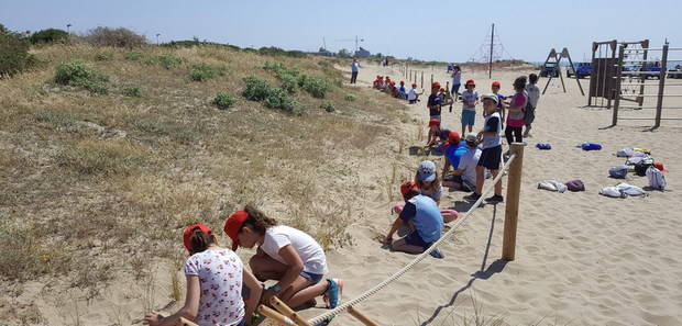 La platja de Gavà, entre un mar de serveis i la natura