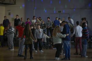 Personas con diversidad funcional del Prat se van de parranda a su propia discoteca inclusiva