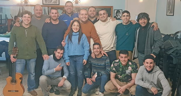 Integrantes de la comparsa 'El Botas', durante un ensayo en el local de la Peña Flamenca 'Los Aficionaos' de Cornellà