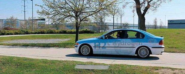 El primer coche catalán movido por hidrógeno verde avanza en Sant Boi