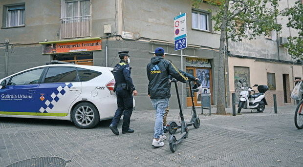 L’Hospitalet planta cara al mal ús dels patinets elèctrics al carrer