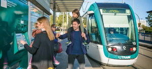 Parada del tranvía en el popular 'Pont' de Esplugues. La ruta turística del TRAM, que impulsa el consorcio de Turismo del Baix Llobregat ha sido concebida para descubrir el encanto de la comarca en familia