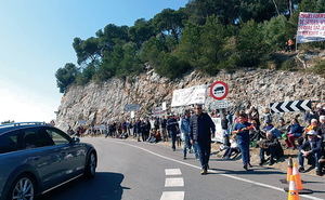 Protesta de los vecinos durante la celebración del rally de coches clásicos Barcelona-Sitges.
