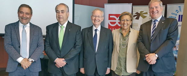 El modelo de colaboración público-privada la defienden los empresarios agrupados en la Cámara de Comercio de Barcelona, que estos días celebra elecciones. En el centro de la imagen, Miquel Valls, el presidente saliente de la institución, flanqueado por los presidentes de las delegaciones de L’Hospitalet y Baix Llobregat, Joan Martorell y Carles Guilera, y por el presidente de la patronal Aeball, Santiago Ballesté, y la directora general también de AEBALL, Rosa Fiol, ambos integrantes de la candidatura que encabeza Carles Tusquets