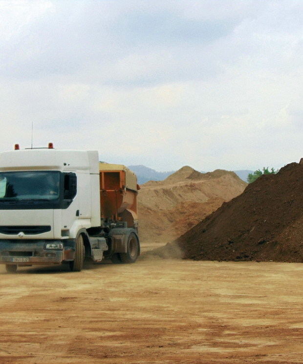 Els pagesos denuncien moviments de terres “irregulars” al Parc Agrari