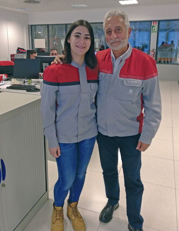Marta López (izquierda), tiene 21 años y hace poco que ha entrado a trabajar en Seat. José Manuel González, a la derecha, tiene 60 y lleva desde 1976 en nómina.