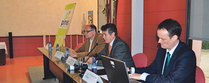 PIMEC y ayuntamientos comparten una buena sintonía en la defensa de las pymes. En la imagen, el alcalde de Sant Feliu de Llobregat, Jordi San José (a la izquierda) y el presidente de PIMEC Baix Llobregat y L’Hospitalet, Ramon Pons (en el centro), en un acto sobre financiación de pymes