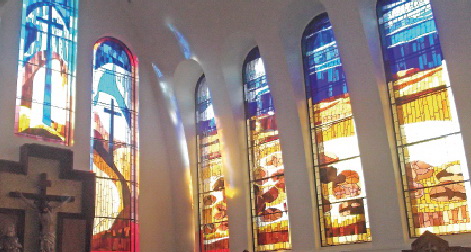 La parròquia de Sant Miquel Àrcangel estrena 13 nous vitralls de la molinenca Andrea Ortega