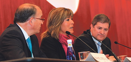 La alcaldesa de l’Hospitalet, Núria Marín (junto a Manuel Rosillo, a la izquierda de la imagen), fue una de las invitadas del último Fórum Empresarial de AEBALL