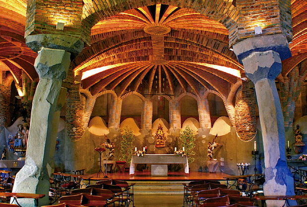 La huella de Jujol revive en la cripta Gaudí