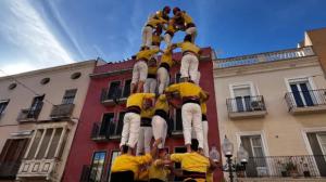 Els Grocs completan en Castelldefels una de sus actuaciones castelleras más destacadas