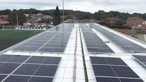 Sant Esteve inicia la instalación de 1.500 paneles solares en equipamientos municipales