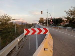 Arrancan las obras de pantallas acústicas en el carrer de Manresa para mitigar el ruido de la A2 en Abrera