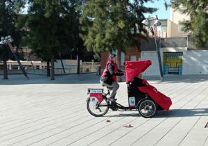 Emocionantes paseos en triciclo para devolver la ilusión navideña a las personas mayores