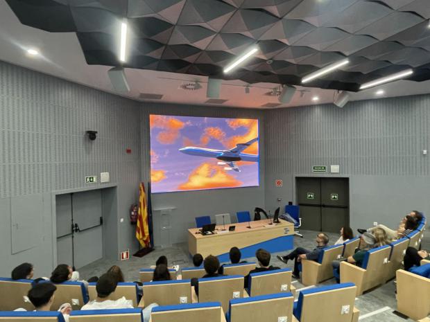 Alumnos de Viladecans vuelan alto hacia su futuro laboral en una visita a la empresa ENAIRE