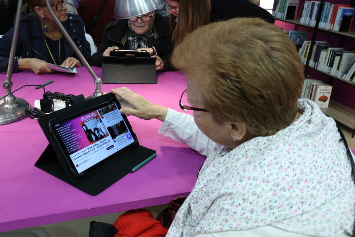 Bravo: los mayores de L'Hospitalet aprenden a usar WhatsApp y hacer pagos seguros en estos talleres