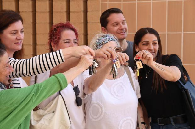 Castelldefels entrega las primeras llaves de los 72 pisos de alquiler público de la calle Pietat