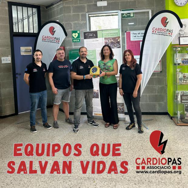 La instalación del desfibrilador ha sido gracias al convenio firmado por 3 partes: La Asociación CARDIOPAS, el instituto que se encargará de seguir potenciando la Formación de Primeros Auxilios y DEA entre sus alumnos y profesorado y la empresa PAS. Formación Sanitaria y DEA.