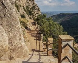 Reabierto el acceso a pie a las Coves del Salnitre en Collbató tras las reparaciones