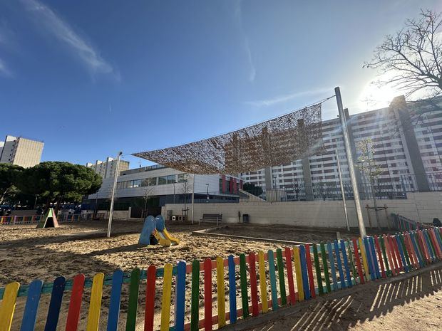 Adiós al sol abrasador en el recreo: L’Hospitalet despliega toldos para refrescar patios escolares