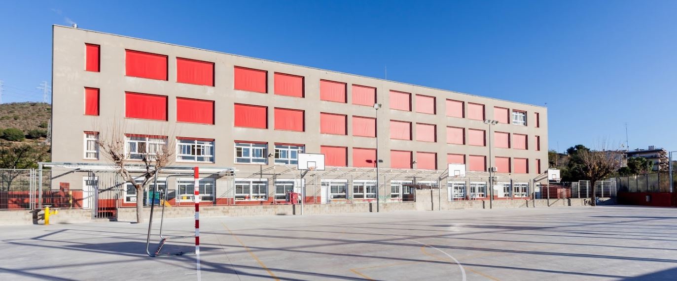 Diversos heridos al precipitarse un autobús escolar por un terraplén en Esplugues