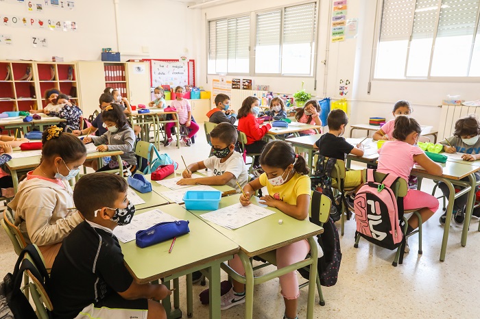 El Ayuntamiento de Gavà ofrece nuevas becas a las escuelas públicas y concertadas para mejorar la digitalización y la calidad educativa